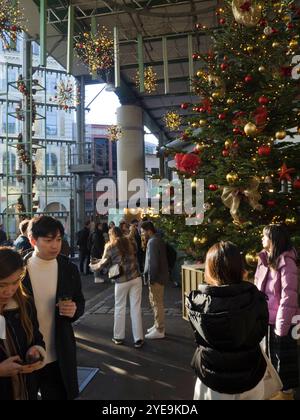 Vue de Borough Market avec un arbre de Noël, des décorations et des visiteurs par une journée ensoleillée à Londres, Royaume-Uni ; Londres, Angleterre Banque D'Images