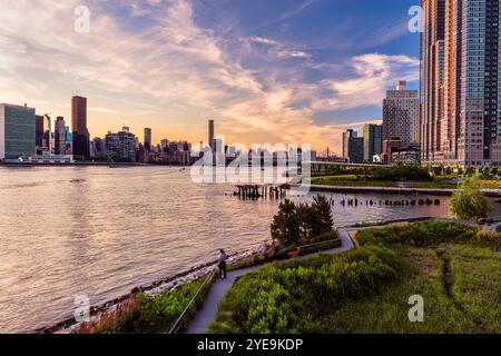 Coucher de soleil sur Midtown Manhattan et long Island City, vue depuis Hunter's point Park South dans le Queens, NY, États-Unis Banque D'Images