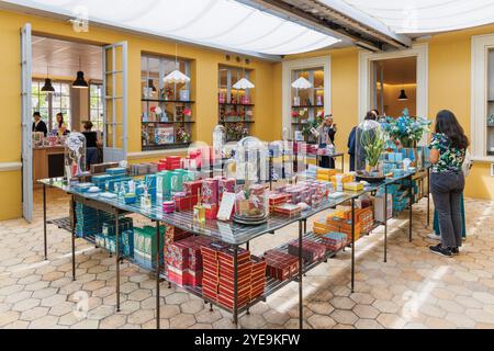 Acheteurs à l'intérieur d'une boutique de parfumerie à Grasse, France ; Grasse, Alpes-Maritimes, France Banque D'Images
