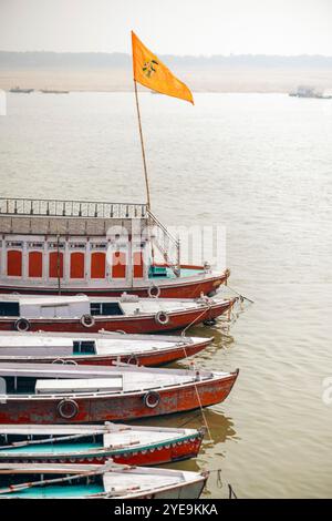 Bateaux amarrés en rangée le long de la rive du Gange à Varanasi, Inde ; Varanasi, Uttar Pradesh, Inde Banque D'Images