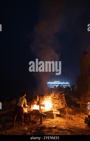 Manikarnika Ghat, sanctuaire hindou et crémation le long du Gange à Varanasi, Inde ; Varanasi, Uttar Pradesh, Inde Banque D'Images