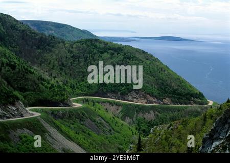 Cabot Trail serpentant le long de la côte dans le parc national des Hautes-terres-du-Cap-Breton, Nouvelle-Écosse, Canada ; Île du Cap-Breton, Nouvelle-Écosse, Canada Banque D'Images