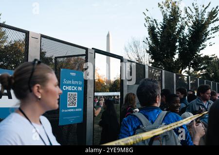 Washington, États-Unis. 29 octobre 2024. Les gens attendent d'entrer dans l'Ellipse, où le discours de clôture du vice-président Kamala Harris a lieu à Washington, DC. Plus de 75 000 spectateurs se sont rassemblés à Washington, DC, pour entendre le discours de clôture du vice-président Kamala Harris devant l'Ellipse, devant la Maison Blanche. Crédit : SOPA images Limited/Alamy Live News Banque D'Images
