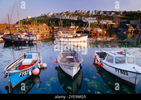 Bateaux de pêche dans le port d'un village de pêcheurs en Cornouailles, Angleterre ; Mevagissey, Cornouailles, Angleterre Banque D'Images