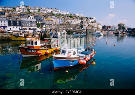 Bateaux de pêche dans le port d'un village de pêcheurs en Cornouailles, Angleterre ; Mevagissey, Cornouailles, Angleterre Banque D'Images