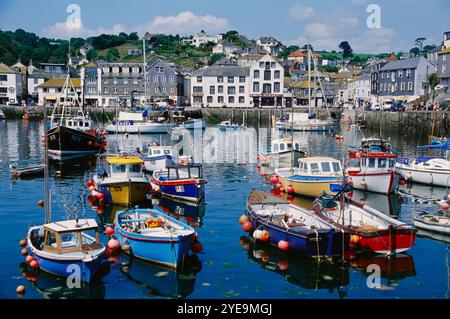 Bateaux de pêche dans le port d'un village de pêcheurs en Cornouailles, Angleterre ; Mevagissey, Cornouailles, Angleterre Banque D'Images