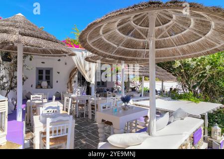 Places assises en plein air dans un restaurant sur l'île de Sifnos, Grèce ; Kastro, île de Sifnos, îles Cyclades, Grèce Banque D'Images