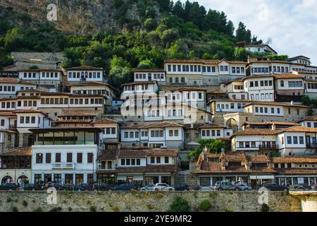 Maisons ottomanes traditionnelles dans le quartier historique de Mangalem à Berat en Albanie. Site classé au patrimoine mondial de l'UNESCO, ville aux mille fenêtres Banque D'Images