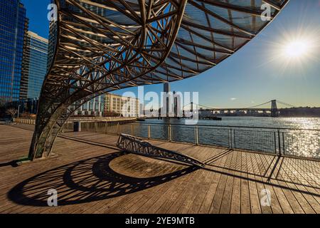 Sculpture de crescendo au coucher du soleil à North 5th Street Pier and Park, Brooklyn, New York, États-Unis ; Brooklyn, New York, États-Unis d'Amérique Banque D'Images