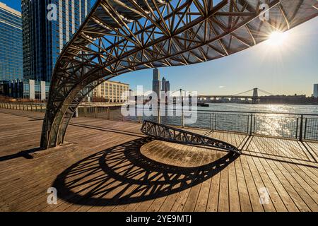 Sculpture de crescendo au coucher du soleil à North 5th Street Pier and Park, Brooklyn, New York, États-Unis ; Brooklyn, New York, États-Unis d'Amérique Banque D'Images