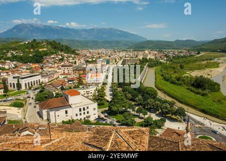 Une vue sur les toits des maisons ottomanes traditionnelles dans le quartier historique de Mangalem à Berat en Albanie. Berat est classée au patrimoine mondial de l'UNESCO Banque D'Images