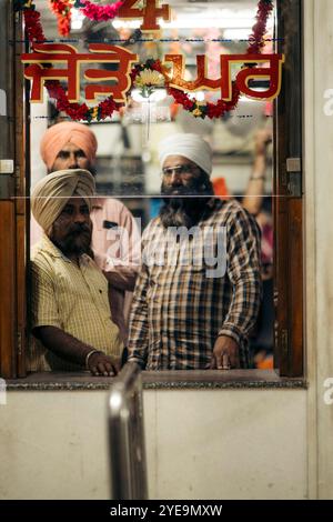 Hommes visitant le Temple d'Or, un Gurdwara sikh à Amritsar, Punjab, Inde ; Amritsar, Punjab, Inde Banque D'Images