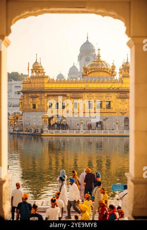 Temple doré, un Gurdwara sikh à Amritsar, Pendjab, Inde, reflété dans l'eau de la piscine ; Amritsar, Pendjab, Inde Banque D'Images