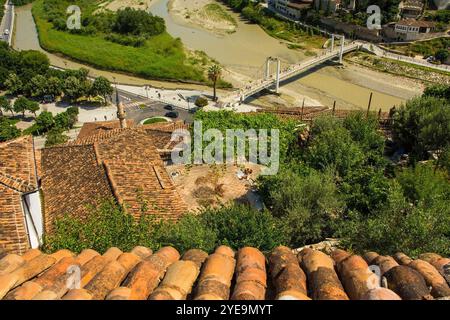 Une vue sur les toits des maisons ottomanes traditionnelles dans le quartier historique de Mangalem à Berat en Albanie. Berat est classée au patrimoine mondial de l'UNESCO Banque D'Images