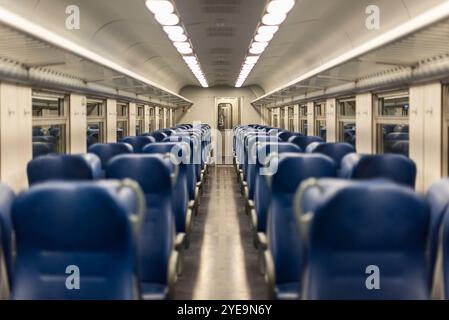 Wagon de chemin de fer vide sur un train régional dans le nord de l'italie. Banque D'Images