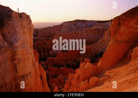 Personne debout au sommet d'une falaise dans le parc national de Bryce Canyon, Utah, États-Unis ; Utah, États-Unis d'Amérique Banque D'Images