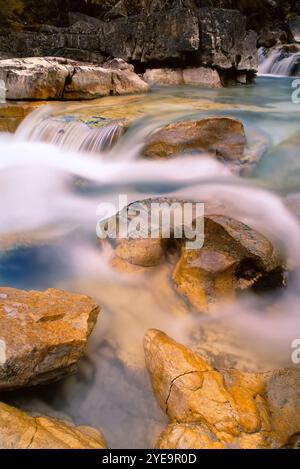 Eau en cascade qui coule autour des rochers dans Marble Canyon, parc national Kootenay, C.-B., Canada ; Colombie-Britannique, Canada Banque D'Images