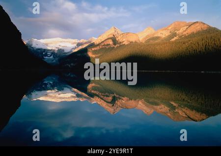 Lumière de fin de journée sur le lac Louise dans le parc national Banff ; Alberta, Canada Banque D'Images