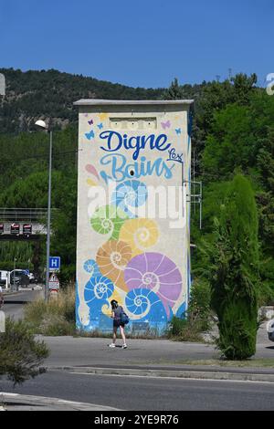 Sous-station électrique peinte ou décorée, sous-station ou tour de transformateur, montrant des symboles fossiles de digne ou digne-les-bains Provence France Banque D'Images