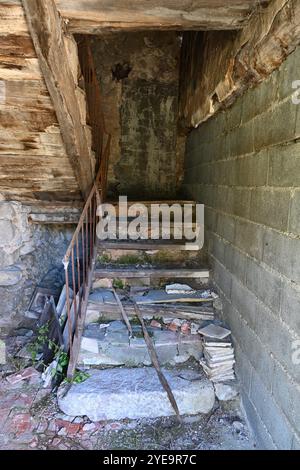 Escalier brisé, ruiné, délabré et dangereux dans une Maison abandonnée Provence France Banque D'Images