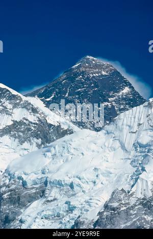 Sommet du mont Everest contre un ciel bleu ; province de Koshi, Népal Banque D'Images