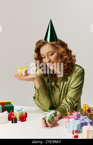 Une jeune femme joyeuse en tenue de fête posant entourée de décorations. Banque D'Images