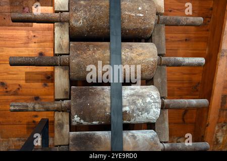 Rouleaux de sol en pierre dans l'intérieur vintage du Moulin à farine historique, créé en 1902 à partir du Moulin à laine, Musée de la Minoterie, St André des Alpes Provence France Banque D'Images