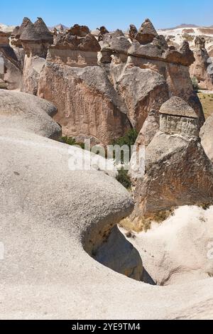 Formations rocheuses pittoresques dans la vallée de Pasabag. Site géologique en Turquie Banque D'Images