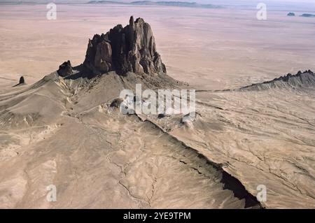Shiprock dans la plaine désertique de la nation Navajo au Nouveau-Mexique, États-Unis ; Shiprock, Nouveau-Mexique, États-Unis d'Amérique Banque D'Images