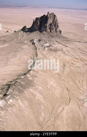 Shiprock dans la plaine désertique de la nation Navajo au Nouveau-Mexique, États-Unis ; Shiprock, Nouveau-Mexique, États-Unis d'Amérique Banque D'Images
