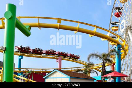 Santa Monica West Coaster Roller Coaster a ouvert le 25 mai 1996 et Pacific Wheel Big Wheel Pacific Park Santa Monica Pier California USA Banque D'Images