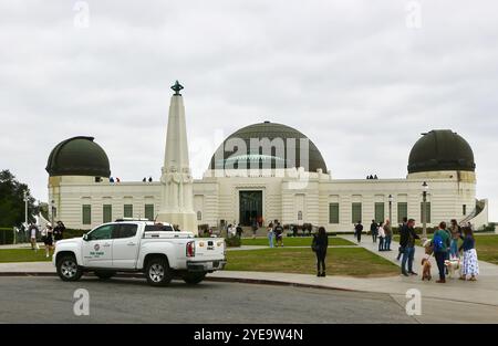 Camion de sécurité du parc garé près de l'entrée et de la façade du Griffith Observatory Mount Hollywood Griffith Park Los Angeles California USA Banque D'Images