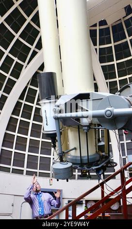 Conférence publique sur le télescope réfringent Zeiss de 12 pouces et le télescope réfringent de 9½ pouces Griffith Observatory Los Angeles California USA Banque D'Images