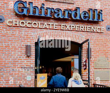 Attente en file à l'entrée de la boutique de la Ghirardelli Chocolate Company Woolen Mill bâtiment Ghirardelli Square San Francisco Californie USA Banque D'Images