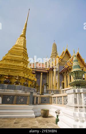 Phra Chedi Thong devant Prasat Phra Thep bidon au Grand Palais de Bangkok ; Bangkok, Thaïlande Banque D'Images