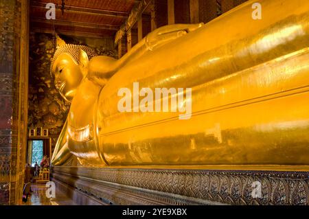 Bouddha couché à Wat Pho dans le quartier Phra Nakhon de Bangkok ; Bangkok, Thaïlande Banque D'Images