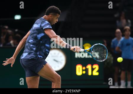 Paris, France. 30 octobre 2024. GIOVANI PERRICARD (FRA) remet le ballon à KAREN KHACHANOV (RUS) lors de la troisième journée du tournoi Rolex Paris Masters 1000 au stade Accor Arena de Paris France (crédit image : © Pierre Stevenin/ZUMA Press Wire) USAGE ÉDITORIAL SEULEMENT ! Non destiné à UN USAGE commercial ! Banque D'Images