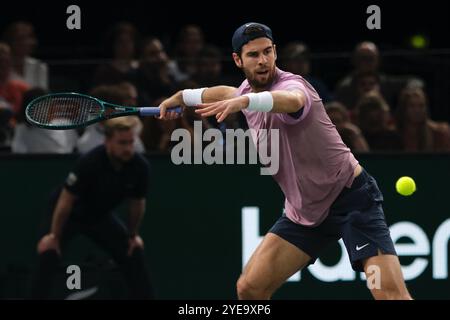 Paris, France. 30 octobre 2024. KAREN KHACHANOV (RUS) remet le ballon à GIOVANI PERRICARD (FRA) lors de la troisième journée du tournoi Rolex Paris Masters 1000 au stade Accor Arena de Paris France (crédit image : © Pierre Stevenin/ZUMA Press Wire) USAGE ÉDITORIAL EXCLUSIF ! Non destiné à UN USAGE commercial ! Banque D'Images