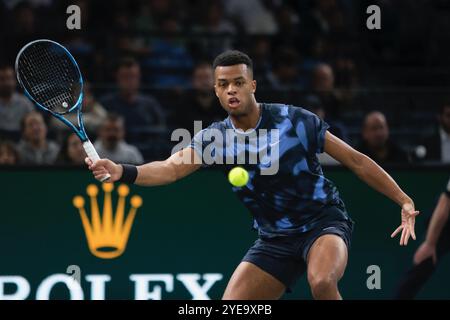 Paris, France. 30 octobre 2024. GIOVANI PERRICARD (FRA) remet le ballon à KAREN KHACHANOV (RUS) lors de la troisième journée du tournoi Rolex Paris Masters 1000 au stade Accor Arena de Paris France (crédit image : © Pierre Stevenin/ZUMA Press Wire) USAGE ÉDITORIAL SEULEMENT ! Non destiné à UN USAGE commercial ! Banque D'Images