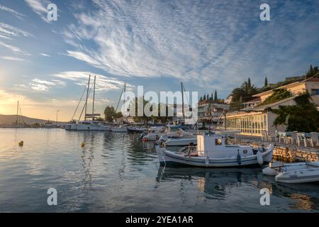 Le front de mer du village de Lygia à la lumière de l'aube, avec des bateaux de pêche, des yachts à voile, et des restaurants célèbres pour les fruits de mer dans ce village de pêche traditionnel Banque D'Images