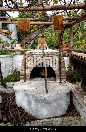 Une cuisine extérieure vintage avec une cheminée à bois pour cuisiner. Banque D'Images