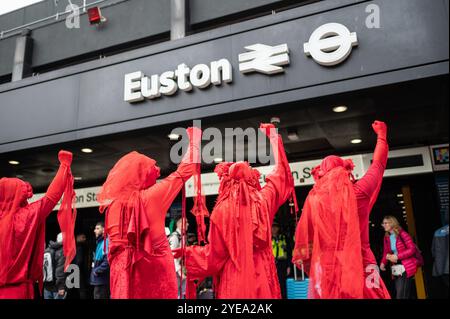 Londres, Royaume-Uni. 30 octobre 2024. Le geste des rebelles rouges pendant la manifestation. Des manifestants de extinction Rebellion, London Red Rebelels, London Drummers et HS2 Rebellion se sont rassemblés à Euston Station lors d’une journée du budget pour « protester contre le discours du budget rétablissant la ligne HS2 ». Crédit : SOPA images Limited/Alamy Live News Banque D'Images