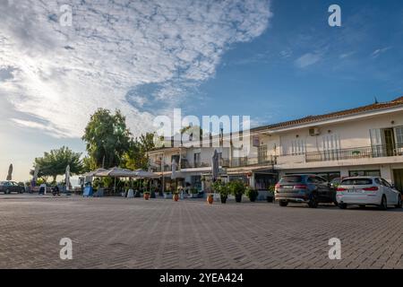 Lefkada, Grèce- 10.18.2024. Les bâtiments du côté du port du village de Lygia qui reste pour la plupart comme un village de pêcheurs traditionnel. Dans la lumière du matin avec Banque D'Images