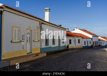 Logement peint en couleur dans le village de Odeceixe village au Portugal. Le village se trouve sur la rive sud de la Ribeira de Seixe, qui ici fo... Banque D'Images