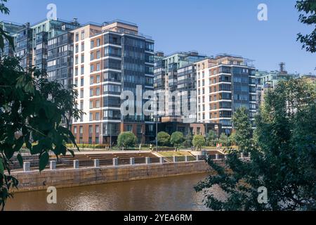 Saint-Pétersbourg, Russie - 23 juin 2024 : immeubles d'habitation modernes sur la rive de la rivière Banque D'Images