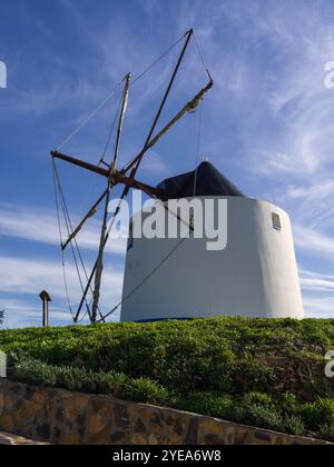 Moulin à vent dans le village d'Odeceixe, Portugal. Le village se trouve sur la rive sud de la Ribeira de Seixe, qui forme ici la frontière entre la ... Banque D'Images