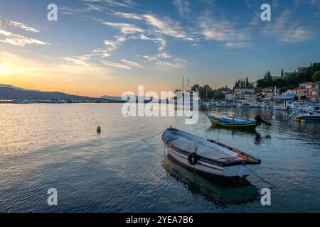 Le front de mer du village de Lygia à la lumière de l'aube, avec des bateaux de pêche, des yachts à voile, et des restaurants célèbres pour les fruits de mer dans ce village de pêche traditionnel Banque D'Images