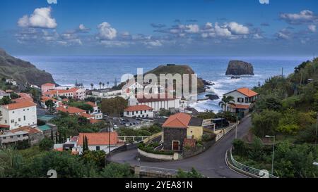 Village côtier de Porto Da Cruz le long de la côte du Portugal ; Porto Da Cruz, Madère, Portugal Banque D'Images