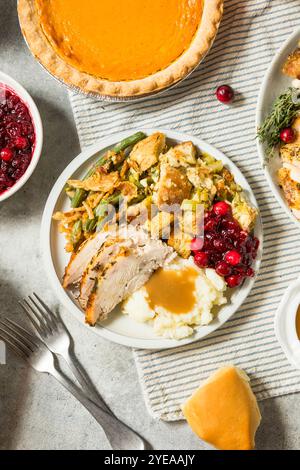 Assiette dinde de Thanksgiving avec haricots de farce de pommes de terre et canneberges Banque D'Images