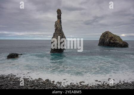 Formation rocheuse Ilheus da Ribeira da Janela le long de la côte de l'île de Madère au Portugal ; Ribeira da Janela, Madère, Portugal Banque D'Images